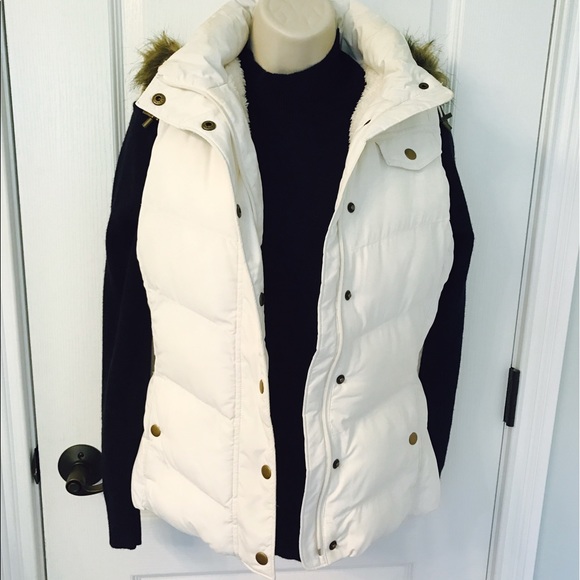 🎉 Banana Republic White Vest with Fur Hood! 🎉 - Picture 1 of 5